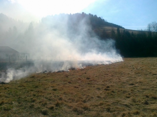 Vypaľovanie trávy v obci 26.03.2012