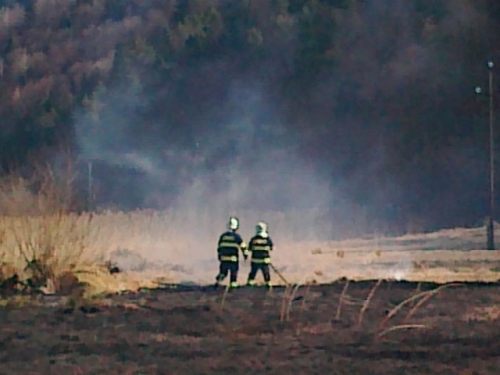 Vypaľovanie trávy v obci 26.03.2012