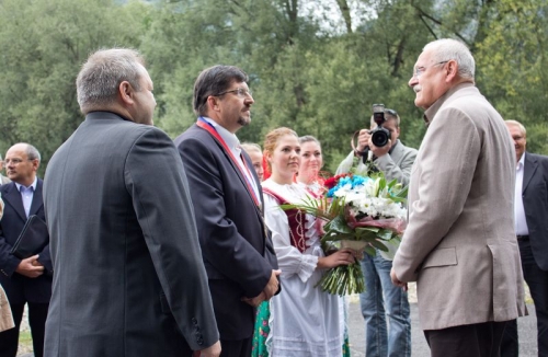 Prezidenta Ivana Gašparoviča privítal v Červenom Kláštore starosta obce Štefan Džurný.